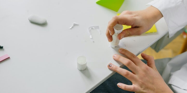 접착제 바르고 있는 사진