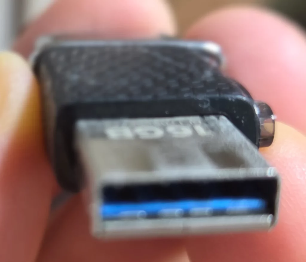 usb 3.0 모델 내부에 보이는 파란색 부품